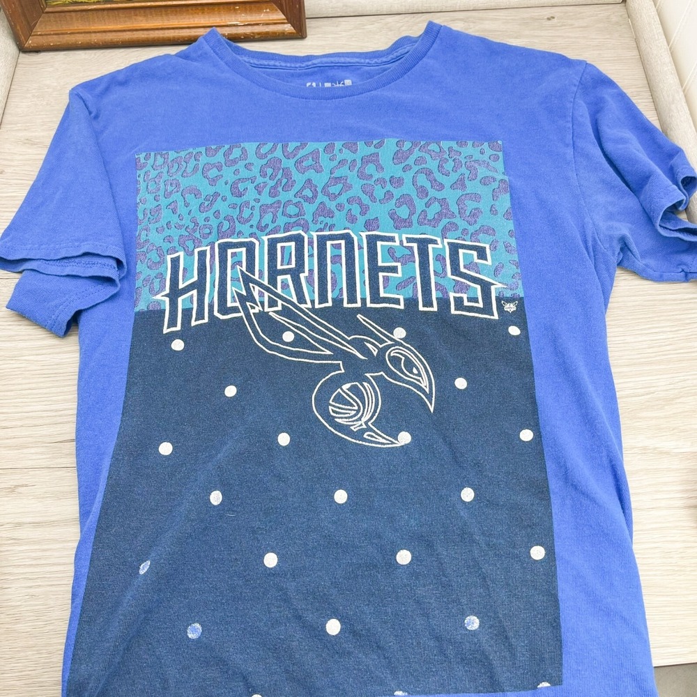 NBA Charlotte Hornets Basketball Short Sleeve T-Shirt Teal Leopard Size Medium - Picture 1 of 7